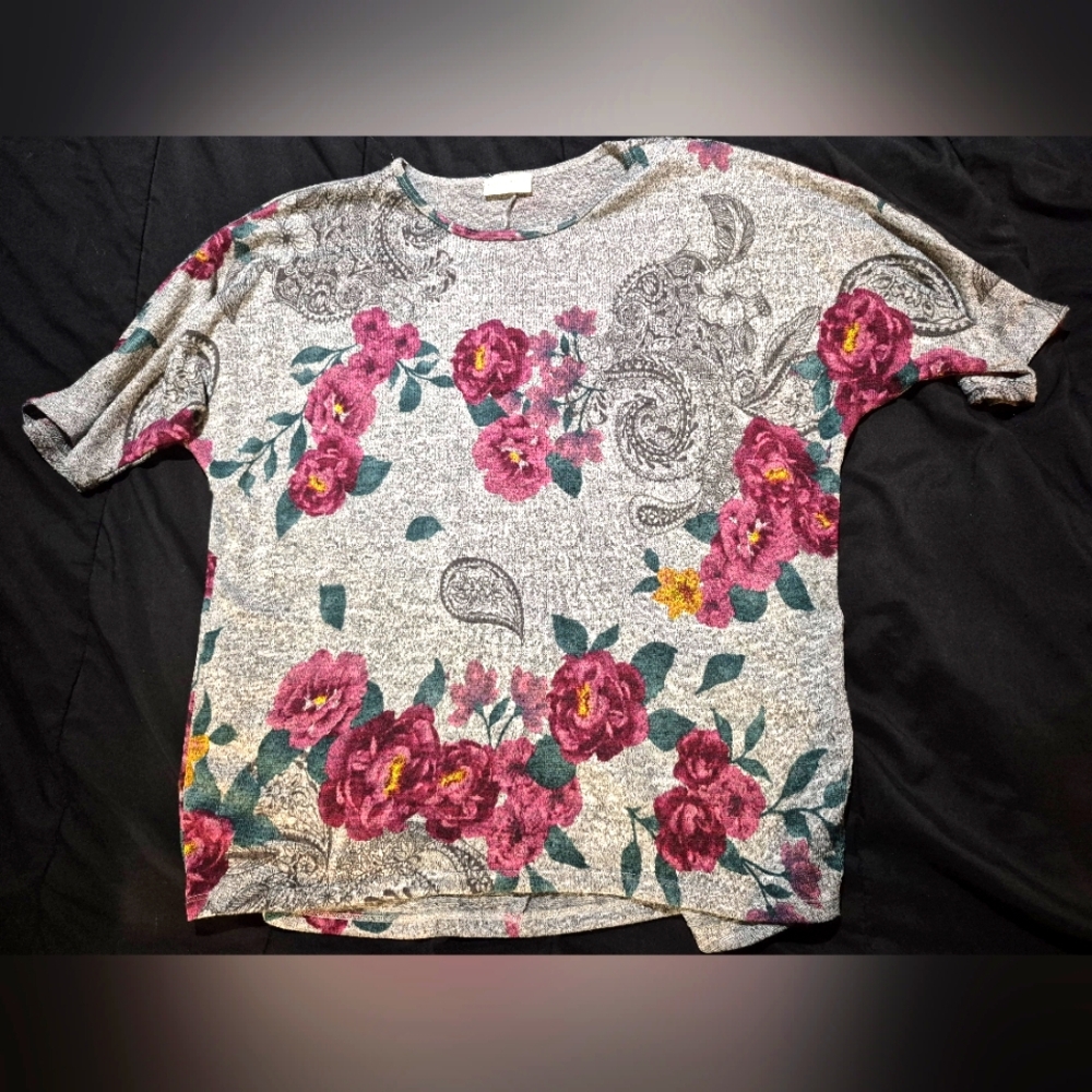 Bobbie Brooks Gray Floral Short Sleeve Tee